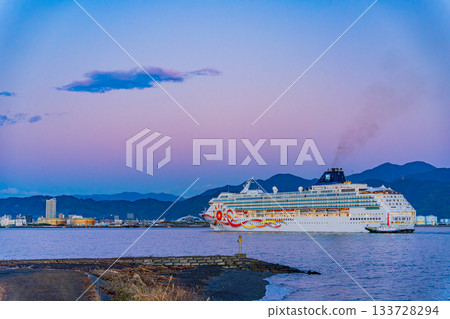 【靜岡縣】黎明時分，豪華遊輪「挪威太陽號」在拖船的護送下駛入清水港。 133728294