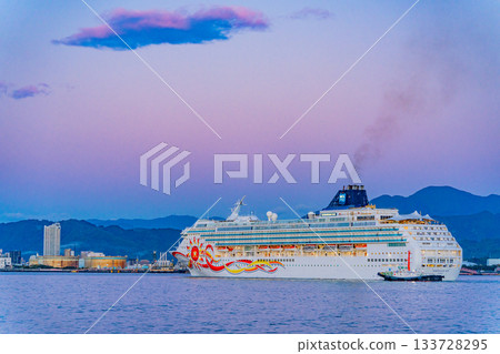 【靜岡縣】黎明時分,豪華遊輪「挪威太陽號」在拖船的護送下駛入清水港。 【靜岡縣】黎明時分,豪華遊輪「挪威太陽號」在拖船的護送下駛入清水港。 133728295