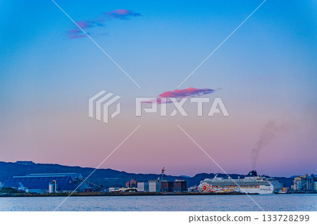 [Shizuoka Prefecture] At dawn, the luxury cruise ship Norwegian Sun enters Shimizu Port, escorted by a tugboat. 133728299