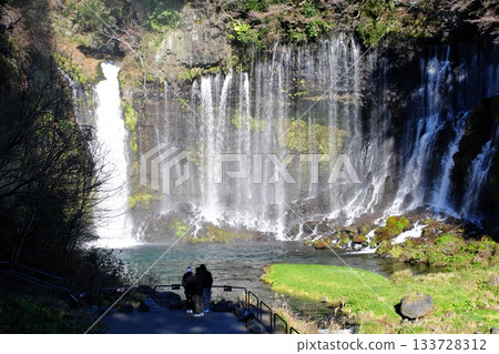 白絲瀑布,富士山融水在此奔湧而出 白絲瀑布,富士山融水在此奔湧而出 133728312