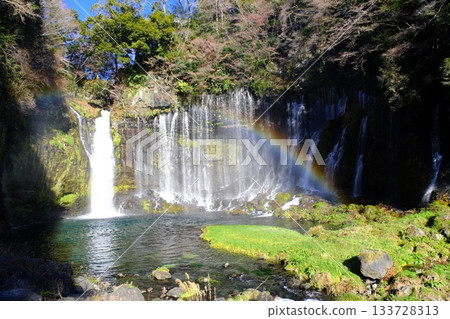 白絲瀑布,富士山融水在此奔湧而出 白絲瀑布,富士山融水在此奔湧而出 133728313