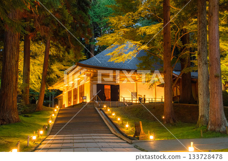 岩手縣平泉市中尊寺金殿的秋季燈光秀 岩手縣平泉市中尊寺金殿的秋季燈光秀 133728478