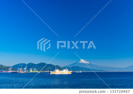 [Shizuoka Prefecture] Suruga Bay Ferry shining golden in the morning sun with Mount Fuji in the background 133728487