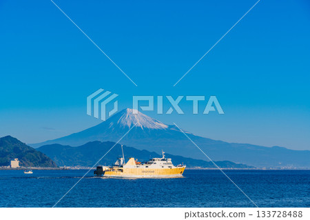 【靜岡縣】駿河灣渡輪在晨曦中閃耀著金色的光芒,背景是富士山。 【靜岡縣】駿河灣渡輪在晨曦中閃耀著金色的光芒,背景是富士山。 133728488