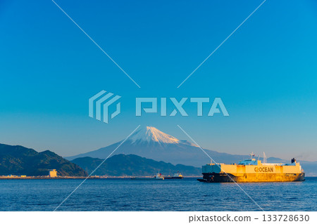 【靜岡縣】晨曦中，一艘輪船駛入清水港，背景是富士山。 133728630