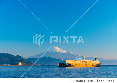 [Shizuoka Prefecture] A ship enters Shimizu Port under the morning sun with Mount Fuji in the background 133728631