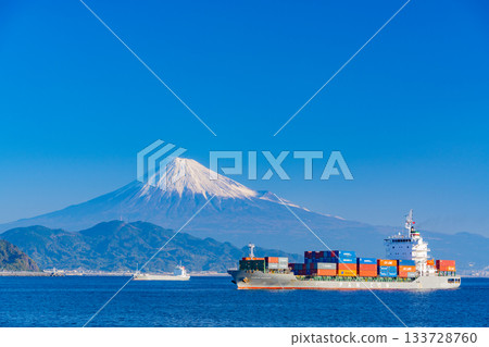 【靜岡縣】一艘貨櫃船在晨曦中駛入清水港,背景是富士山。 【靜岡縣】一艘貨櫃船在晨曦中駛入清水港,背景是富士山。 133728760