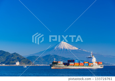 [Shizuoka Prefecture] A container ship enters Shimizu Port in the morning sun with Mount Fuji in the background 133728761