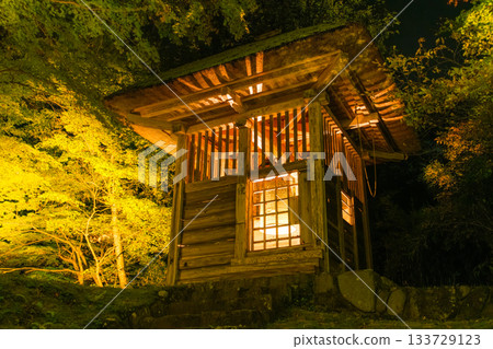 秋季，岩手縣平泉市中尊寺古老的鐘樓在燈光的襯托下顯得格外迷人。 133729123