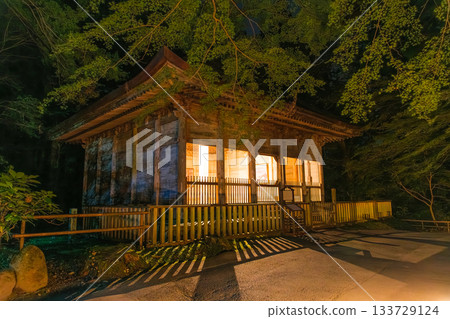 秋日的岩手縣平泉市中尊寺,燈火輝煌的舊金殿熠熠生輝。 秋日的岩手縣平泉市中尊寺,燈火輝煌的舊金殿熠熠生輝。 133729124