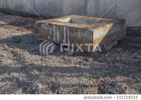 拆除工程中移除的混凝土基礎 拆除工程中移除的混凝土基礎 133729233