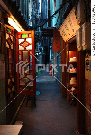 溫暖的陽光從韓國狹窄的巷道中傾瀉而出。 溫暖的陽光從韓國狹窄的巷道中傾瀉而出。 133729603