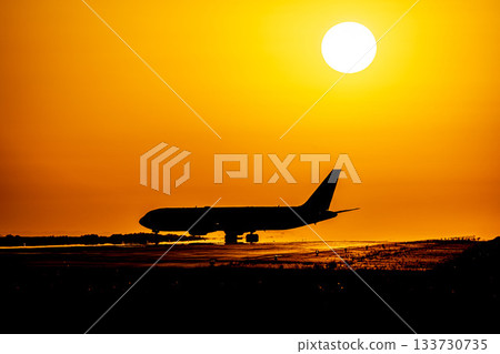 夕陽下的飛機輪廓 夕陽下的飛機輪廓 133730735