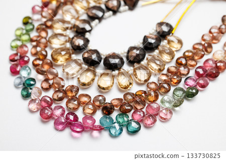 色彩漸層天然石珠-在光線下閃閃發光的珠寶材料 色彩漸層天然石珠-在光線下閃閃發光的珠寶材料 133730825