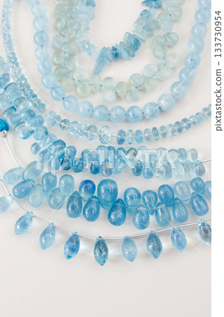 天然海藍寶石珠子-一種美麗、清澈的藍色珠寶材料 天然海藍寶石珠子-一種美麗、清澈的藍色珠寶材料 133730954