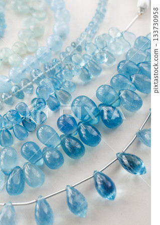 天然海藍寶石珠子－一種美麗、清澈的藍色珠寶材料 133730958
