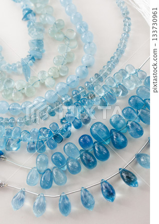 天然海藍寶石珠子-一種美麗、清澈的藍色珠寶材料 天然海藍寶石珠子-一種美麗、清澈的藍色珠寶材料 133730961