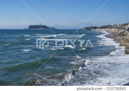 從七里濱眺望江之島和富士山。 133730983
