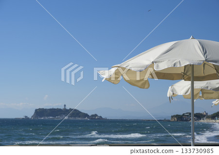 沙灘傘和江之島 133730985