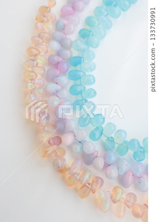 粉紅彩色天然石珠-色彩柔和,光澤如蛋白石般閃耀的珠寶材質 粉紅彩色天然石珠-色彩柔和,光澤如蛋白石般閃耀的珠寶材質 133730991