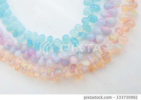 粉紅彩色天然石珠－色彩柔和，光澤如蛋白石般閃耀的珠寶材質 133730992