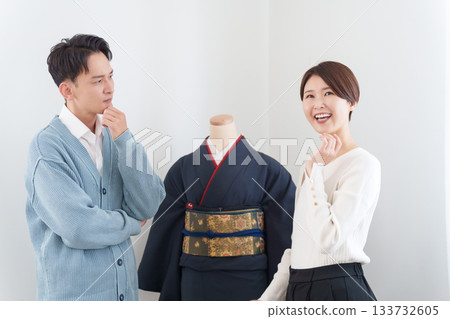 妻子乞求丈夫贈送和服,揮霍無度,給丈夫帶來麻煩。 妻子乞求丈夫贈送和服,揮霍無度,給丈夫帶來麻煩。 133732605
