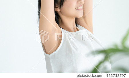 年輕女性的美麗形象/伸展運動 年輕女性的美麗形象/伸展運動 133732797
