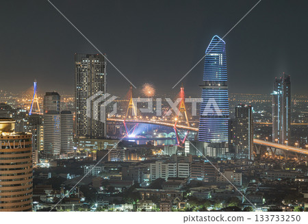 New Year's Eve fireworks burst over Bangkok's Bhumibol Bridge, creating a beautiful city view. 133733250