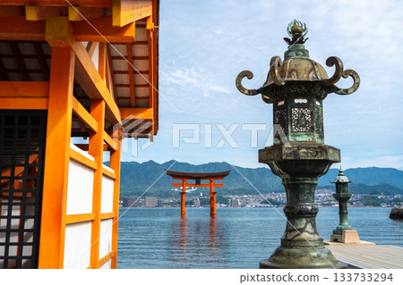 Itsukushima Shrine and iconic torii gate on Miyajima island, Japan Itsukushima Shrine and iconic torii gate on Miyajima island, Japan 133733294