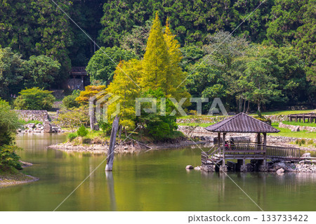 翠綠高山樹林環繞下的寧靜湖畔景色 133733422