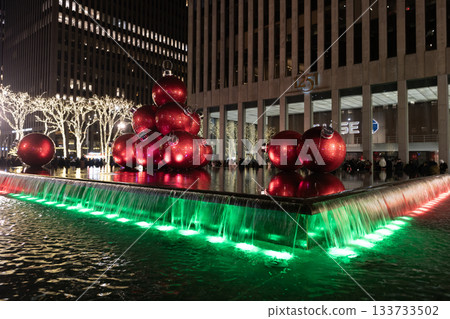 New York City, USA - December 24, 2023: Christmas time in NYC. Xmas ball and fountain illumination. NYC Xmas light. Illuminated fountain decorated with Christmas ball. Merry Christmas 133733502
