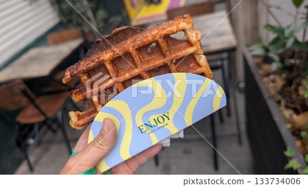 Plain Brussels waffle in the hand Plain Brussels waffle in the hand 133734006