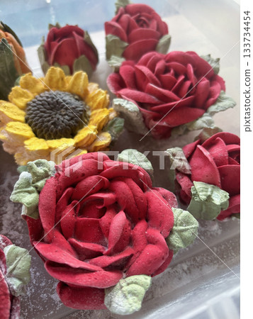 Homemade marshmallow, Marshmallow flowers, Marshmallow roses and sunflower, Top view Homemade marshmallow, Marshmallow flowers, Marshmallow roses and sunflower, Top view 133734454