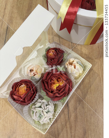 Homemade marshmallow. Marshmallow flowers in a gift box. Top view. 133734455