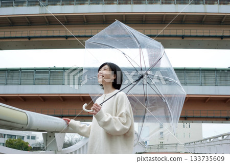 看天空的婦女 133735609