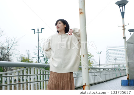 一位女子麵帶平靜的表情,抬頭欣賞風景。 一位女子麵帶平靜的表情,抬頭欣賞風景。 133735637