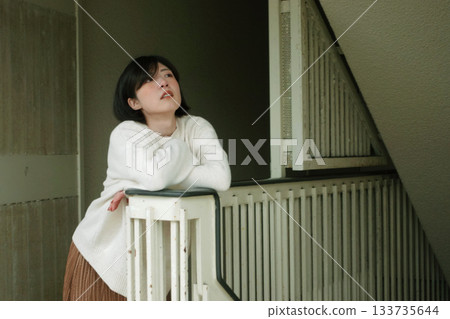 一位女子麵帶平靜的表情,抬頭欣賞風景。 一位女子麵帶平靜的表情,抬頭欣賞風景。 133735644