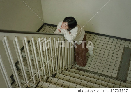 一個女人在樓梯上停下來 133735737