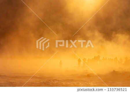 日出時分，人們和海岸線彷彿被捲入了一場頭髮風暴之中。 133736521