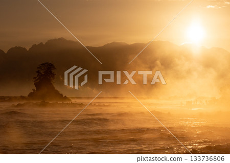 旭日東昇，微風拂面，展現出天晴海岸的全景。 133736806