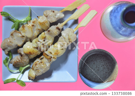 烤雞肉串和清酒 烤雞肉串和清酒 133738086