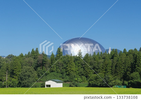 The Dinosaur Hall of the Fukui Prefectural Dinosaur Museum seen from the countryside 133738108