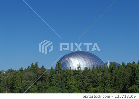 The Dinosaur Hall of the Fukui Prefectural Dinosaur Museum seen from the countryside 133738109
