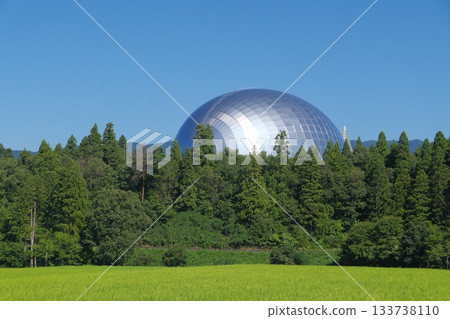 The Dinosaur Hall of the Fukui Prefectural Dinosaur Museum seen from the countryside 133738110