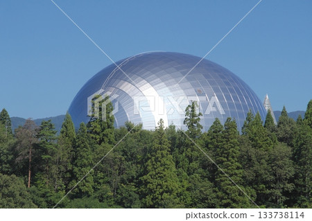 The Dinosaur Hall of the Fukui Prefectural Dinosaur Museum seen from the countryside 133738114