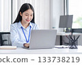 一位二十多歲的女性正在使用電腦 133738219