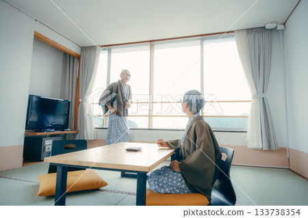 一對老年夫婦在日式房間放鬆休息 一對老年夫婦在日式房間放鬆休息 133738354