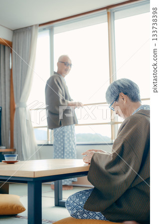 一對老年夫婦在傳統的日式旅館用智慧型手機拍攝風景。 133738398