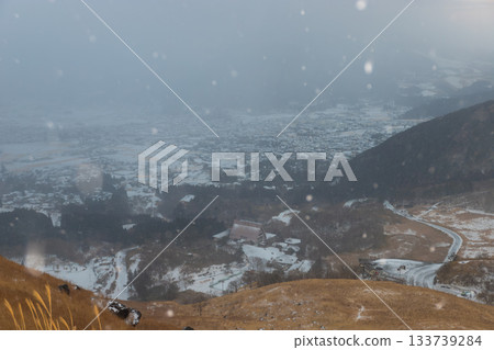 Yufuin View and Snow Scenery (Yufuin, Yufu City, Oita Prefecture) 133739284