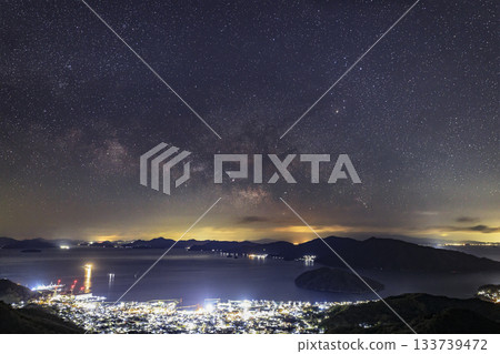 瀨戶內海早春的星空:港口小鎮的夜景以及銀河橫跨美麗島嶼的壯麗景色 瀨戶內海早春的星空:港口小鎮的夜景以及銀河橫跨美麗島嶼的壯麗景色 133739472